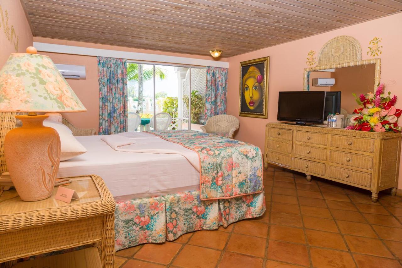 Coco Reef Resort & Spa Crown Point Exterior photo