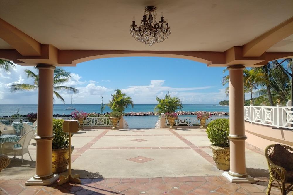 Coco Reef Resort & Spa Crown Point Exterior photo