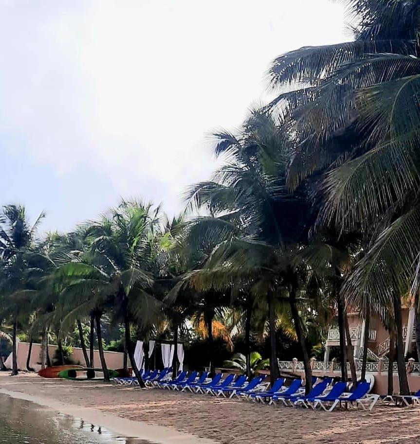 Coco Reef Resort & Spa Crown Point Exterior photo