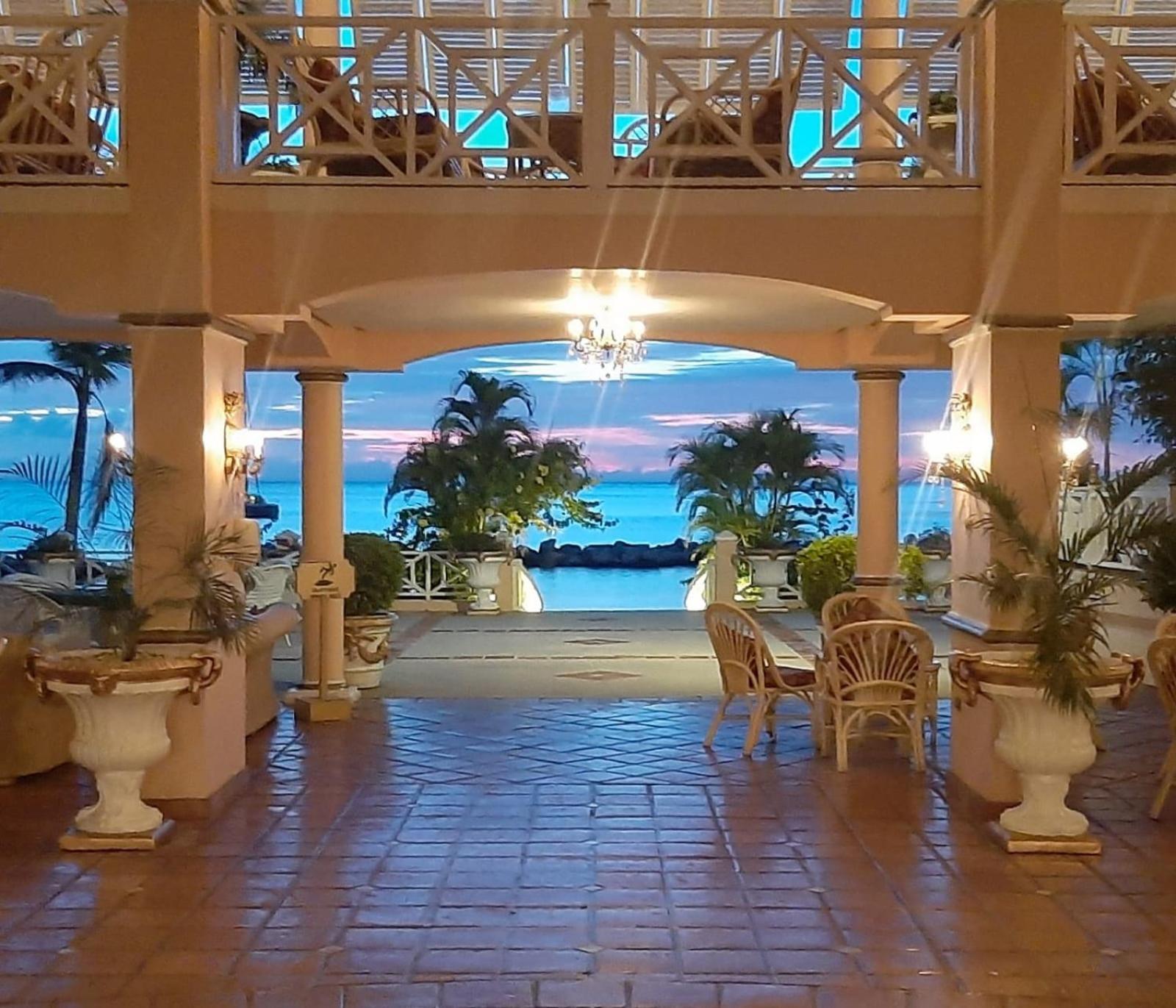 Coco Reef Resort & Spa Crown Point Exterior photo